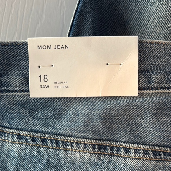 American Eagle Outfitters High Rise Mom Blue Jeans - Picture 5 of 6
